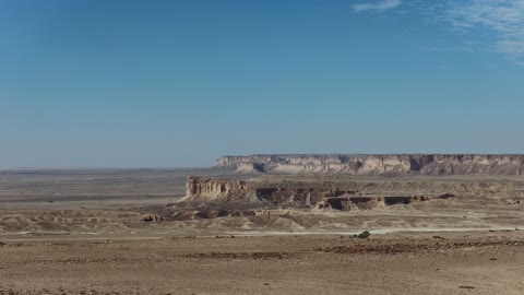 سلسلة جبال طويق في نجد، حافة نهاية العالم الجبلية في مدينة الرياض، المعالم والأماكن السياحية الطبيعية المشهورة في المملكة العربية السعودية، التكوينات والتشكيلات الصخرية والمناظر الطبيعية في المناطق الصحراوية