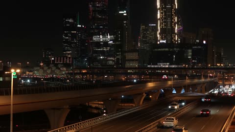 حركة مرور السيارات في العاصمة ، تصوير درون للطرق والشوارع المضيئة ليلا، الدائري الشرقي في مدينة الرياض في المملكة العربية السعودية، طرق ومعالم مدينة الرياض