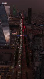 لقطة لمدينة الرياض في الليل ، الأبراج وناطحات السحاب ، عاصمة الرياض ، معالم الرياض السياحية الشهيرة في المملكة العربية السعودية ، أفق مدينة الرياض ، ابراج الرياض المضيئة ، معالم مشهورة.