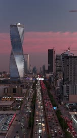 التقدم والنمو والتوسع العمراني، منظر أفق مدينة الرياض، التصاميم الهندسية على الطراز المعماري الحديث للأبراج وناطحات السحاب في المملكة العربية السعودية, تصوير مقرب لمبنى برج المملكة وقت الغروب، الحركة المرورية في الشارع