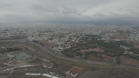 وجهة تجمع بين الترفيه و التراث والطبيعة، تصوير درون لمطل حاتم الطائي على جبل السمراء في حائل، معلم تاريخي يحتفي بكرم العرب وروح الضيافة