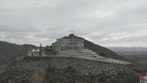 وجهة تجمع بين الترفيه و التراث والطبيعة، تصوير درون لمطل حاتم الطائي على جبل السمراء في حائل، معلم تاريخي يحتفي بكرم العرب وروح الضيافة