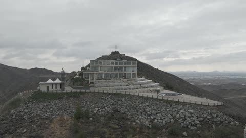 وجهة تجمع بين الترفيه و التراث والطبيعة، تصوير درون لمطل حاتم الطائي على جبل السمراء في حائل، معلم تاريخي يحتفي بكرم العرب وروح الضيافة