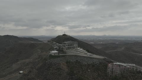 وجهة تجمع بين الترفيه و التراث والطبيعة، تصوير درون لمطل حاتم الطائي على جبل السمراء في حائل، معلم تاريخي يحتفي بكرم العرب وروح الضيافة