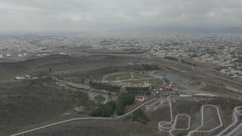وجهة تجمع بين الترفيه و التراث والطبيعة، تصوير درون لمطل حاتم الطائي على جبل السمراء في حائل، معلم تاريخي يحتفي بكرم العرب وروح الضيافة