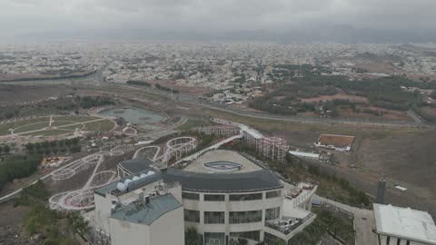 وجهة تجمع بين الترفيه و التراث والطبيعة، تصوير درون لمطل حاتم الطائي على جبل السمراء في حائل، معلم تاريخي يحتفي بكرم العرب وروح الضيافة