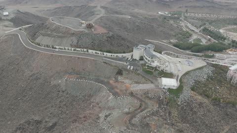 وجهة تجمع بين الترفيه و التراث والطبيعة، تصوير درون لمطل حاتم الطائي على جبل السمراء في حائل، معلم تاريخي يحتفي بكرم العرب وروح الضيافة