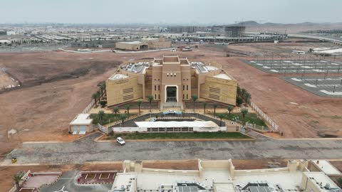 تثقيف الزوار بتاريخ المنطقة العريق، تصوير درون لمتحف حائل الإقليمي في وقت الليل وسط المدينة في المملكة العربية السعودية، الفن الهندسي المعماري على الطراز القديم