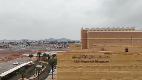 تثقيف الزوار بتاريخ المنطقة العريق، تصوير درون لمتحف حائل الإقليمي في وقت الليل وسط المدينة في المملكة العربية السعودية، الفن الهندسي المعماري على الطراز القديم