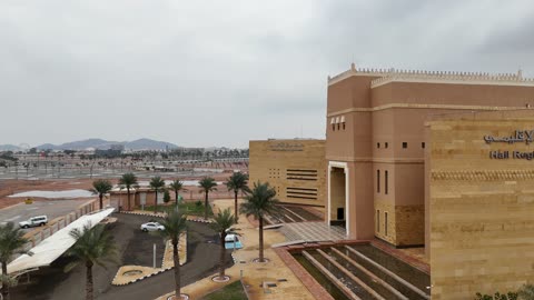 تثقيف الزوار بتاريخ المنطقة العريق، تصوير درون لمتحف حائل الإقليمي في وقت الليل وسط المدينة في المملكة العربية السعودية، الفن الهندسي المعماري على الطراز القديم