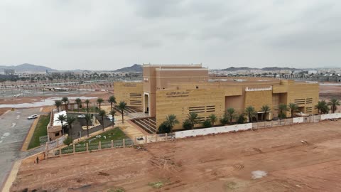 تثقيف الزوار بتاريخ المنطقة العريق، تصوير درون لمتحف حائل الإقليمي في وقت الليل وسط المدينة في المملكة العربية السعودية، الفن الهندسي المعماري على الطراز القديم