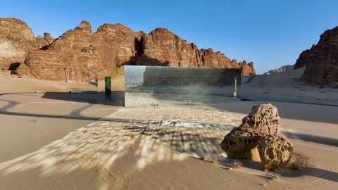 مسرح المرايا في صحراء محافظة العلا، الأماكن السياحية الصحراوية، السلاسل والمرتفعات الجبلية، مكان ومنطقة تاريخية اثرية قديمة وسط صحاري المملكة العربية السعودية، الرمال الذهبية الناعمة، التشكيل والتكوين الصخري، جذب واستقطاب السياح من جميع أنحاء العالم