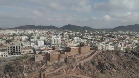 معلم تاريخي مشهور في المملكة العربية السعودية، تصوير درون لقلعة اعيرف في مدينة حائل، جهة سياحية وثقافية بارزة، موقع استراتيجي للدفاع والمراقبة فوق قمة جبل يشرف على المدينة من جميع الجهات