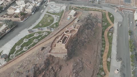 معلم تاريخي مشهور في المملكة العربية السعودية، تصوير درون لقلعة اعيرف في مدينة حائل، جهة سياحية وثقافية بارزة، موقع استراتيجي للدفاع والمراقبة فوق قمة جبل يشرف على المدينة من جميع الجهات