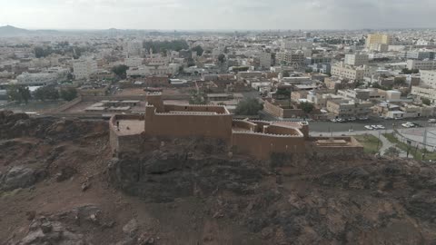 معلم تاريخي مشهور في المملكة العربية السعودية، تصوير درون لقلعة اعيرف في مدينة حائل، جهة سياحية وثقافية بارزة، موقع استراتيجي للدفاع والمراقبة فوق قمة جبل يشرف على المدينة من جميع الجهات