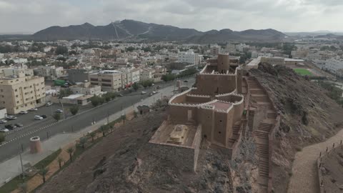 معلم تاريخي مشهور في المملكة العربية السعودية، تصوير درون لقلعة اعيرف في مدينة حائل، جهة سياحية وثقافية بارزة، موقع استراتيجي للدفاع والمراقبة فوق قمة جبل يشرف على المدينة من جميع الجهات