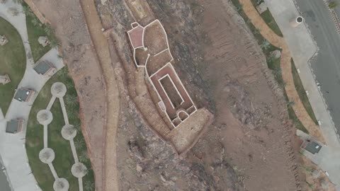 معلم تاريخي مشهور في المملكة العربية السعودية، تصوير درون لقلعة اعيرف في مدينة حائل، جهة سياحية وثقافية بارزة، موقع استراتيجي للدفاع والمراقبة فوق قمة جبل يشرف على المدينة من جميع الجهات