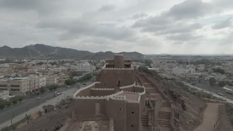 معلم تاريخي مشهور في المملكة العربية السعودية، تصوير درون لقلعة اعيرف في مدينة حائل، جهة سياحية وثقافية بارزة، موقع استراتيجي للدفاع والمراقبة فوق قمة جبل يشرف على المدينة من جميع الجهات