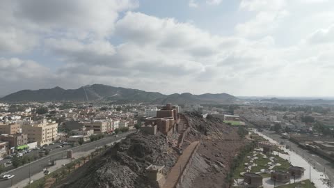 معلم تاريخي مشهور في المملكة العربية السعودية، تصوير درون لقلعة اعيرف في مدينة حائل، جهة سياحية وثقافية بارزة، موقع استراتيجي للدفاع والمراقبة فوق قمة جبل يشرف على المدينة من جميع الجهات