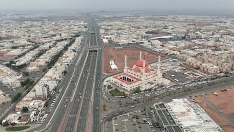 An integrated Islamic center, an aerial view of Al-Rajhi Mosque in the Al-Wasita neighborhood on King Fahd Road in the city of Hail, featuring a distinctive architectural style with numerous domes and minarets.