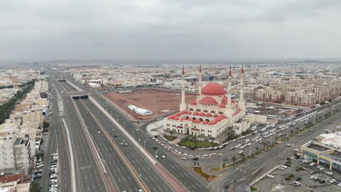 مركز اسلامي متكامل، تصوير درون لجامع الراجحي في حي الوسيطاء على طريق الملك فهد في مدينة حائل، طراز عمراني متميز بكثرة قبابه ومناراته