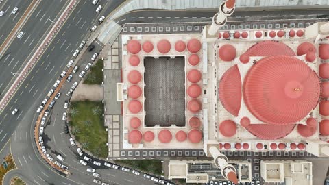 مركز اسلامي متكامل، تصوير درون لجامع الراجحي في حي الوسيطاء على طريق الملك فهد في مدينة حائل، طراز عمراني متميز بكثرة قبابه ومناراته