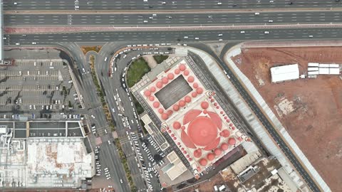 مركز اسلامي متكامل، تصوير درون لجامع الراجحي في حي الوسيطاء على طريق الملك فهد في مدينة حائل، طراز عمراني متميز بكثرة قبابه ومناراته