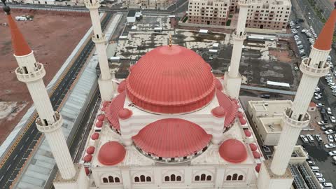 مركز اسلامي متكامل، تصوير درون لجامع الراجحي في حي الوسيطاء على طريق الملك فهد في مدينة حائل، طراز عمراني متميز بكثرة قبابه ومناراته