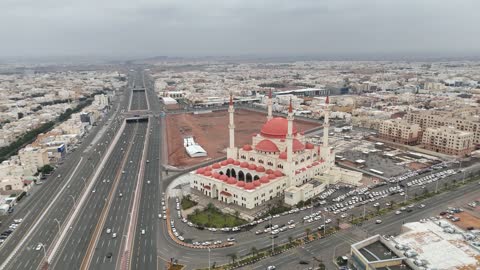 مركز اسلامي متكامل، تصوير درون لجامع الراجحي في حي الوسيطاء على طريق الملك فهد في مدينة حائل، طراز عمراني متميز بكثرة قبابه ومناراته