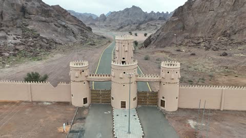 بيئة طبيعية جبلية ومرافق متنوعة للزوار، تصوير درون لحديقة السلام في حي المنتزه الغربي بمدينة حائل، مكان ترفيهي لقضاء وقت ممتع مع العائلة في المملكة العربية السعودية