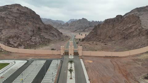بيئة طبيعية جبلية ومرافق متنوعة للزوار، تصوير درون لحديقة السلام في حي المنتزه الغربي بمدينة حائل، مكان ترفيهي لقضاء وقت ممتع مع العائلة في المملكة العربية السعودية