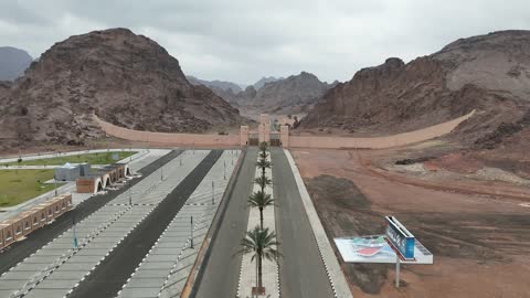 بيئة طبيعية جبلية ومرافق متنوعة للزوار، تصوير درون لحديقة السلام في حي المنتزه الغربي بمدينة حائل، مكان ترفيهي لقضاء وقت ممتع مع العائلة في المملكة العربية السعودية