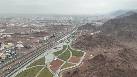 بيئة طبيعية جبلية ومرافق متنوعة للزوار، تصوير درون لحديقة السلام في حي المنتزه الغربي بمدينة حائل، مكان ترفيهي لقضاء وقت ممتع مع العائلة في المملكة العربية السعودية