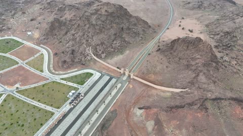 بيئة طبيعية جبلية ومرافق متنوعة للزوار، تصوير درون لحديقة السلام في حي المنتزه الغربي بمدينة حائل، مكان ترفيهي لقضاء وقت ممتع مع العائلة في المملكة العربية السعودية