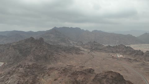 بيئة طبيعية جبلية ومرافق متنوعة للزوار، تصوير درون لحديقة السلام في حي المنتزه الغربي بمدينة حائل، مكان ترفيهي لقضاء وقت ممتع مع العائلة في المملكة العربية السعودية