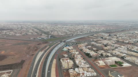 بيئة طبيعية جبلية ومرافق متنوعة للزوار، تصوير درون لحديقة السلام في حي المنتزه الغربي بمدينة حائل، مكان ترفيهي لقضاء وقت ممتع مع العائلة في المملكة العربية السعودية