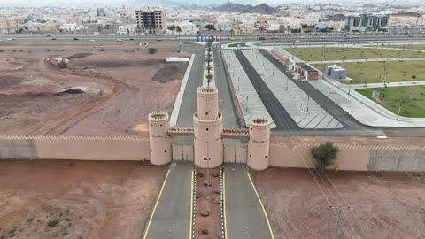 بيئة طبيعية جبلية ومرافق متنوعة للزوار، تصوير درون لحديقة السلام في حي المنتزه الغربي بمدينة حائل، مكان ترفيهي لقضاء وقت ممتع مع العائلة في المملكة العربية السعودية