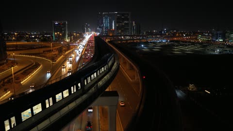 حركة المرور في مدينة الرياضتصوير درون للقطار السريع يسير على السكة الحديدية, الفن الهندسي المعماري للأبراج وناطحات السحاب على الطراز الحديث المباني والمنشآت الاقتصادية في المملكة العربية السعودية، وسائل المواصلات الحديثة