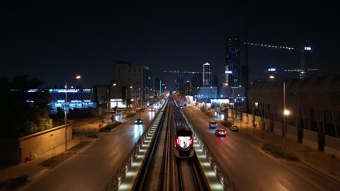 حركة المرور في مدينة الرياضتصوير درون للقطار السريع يسير على السكة الحديدية, الفن الهندسي المعماري للأبراج وناطحات السحاب على الطراز الحديث المباني والمنشآت الاقتصادية في المملكة العربية السعودية، وسائل المواصلات الحديثة