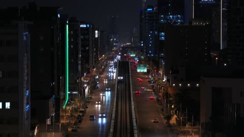 حركة المرور في مدينة الرياضتصوير درون للقطار السريع يسير على السكة الحديدية, الفن الهندسي المعماري للأبراج وناطحات السحاب على الطراز الحديث المباني والمنشآت الاقتصادية في المملكة العربية السعودية، وسائل المواصلات الحديثة