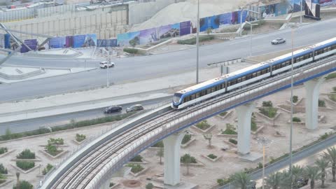 حركة المرور في مدينة الرياضتصوير درون للقطار السريع يسير على السكة الحديدية, الفن الهندسي المعماري للأبراج وناطحات السحاب على الطراز الحديث المباني والمنشآت الاقتصادية في المملكة العربية السعودية، وسائل المواصلات الحديثة