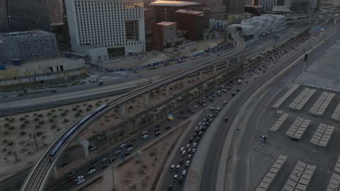 حركة المرور في مدينة الرياضتصوير درون للقطار السريع يسير على السكة الحديدية, الفن الهندسي المعماري للأبراج وناطحات السحاب على الطراز الحديث المباني والمنشآت الاقتصادية في المملكة العربية السعودية، وسائل المواصلات الحديثة