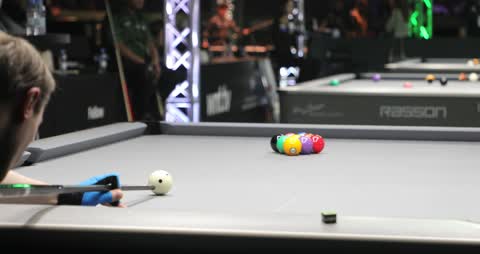 قضاء وقت الفراغ باللعب الممتع، تصوير مقرب لرجل يضرب كرات البلياردو على طاولة بلياردو