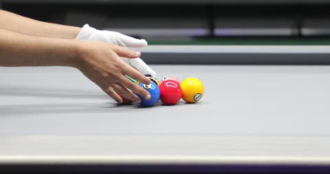 قضاء وقت الفراغ باللعب الممتع، تصوير مقرب لشخص يرتب كرات البلياردو على طاولة البلياردو