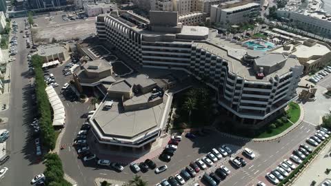 اطلالة على ساحل البحر الأحمر ونافورة الملك فهد الشهيرة، التراث العربي والفخامة الحديثة، تصوير درون لفندق إنتركونتيننتال جدة ، موقع استراتيجي على طريق الكورنيش