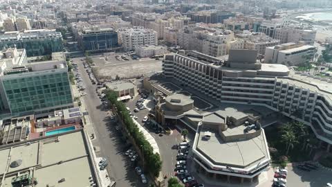 اطلالة على ساحل البحر الأحمر ونافورة الملك فهد الشهيرة، التراث العربي والفخامة الحديثة، تصوير درون لفندق إنتركونتيننتال جدة ، موقع استراتيجي على طريق الكورنيش