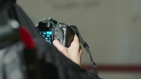 احتراف فن التصوير الفوتوغرافي، مصورة عربية خليجية سعودية محترفة تلتقط لقطات فنية باستخدام كاميرا احترافية