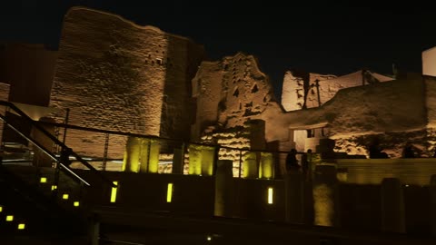 أسوار الدرعية القديمة الطينية, احتفالات ومهرجانات في الرياض في المملكة العربية السعودية, مطل ومنتزه البجيري المضاء في حي الطريف في الليل، اماكن سياحيه ترفيهيه اثريه مشهوره, اماكن ومعالم سياحيه تراثية , أسوار قصر سلوى في الدرعية القديمة