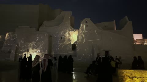 أسوار الدرعية القديمة الطينية, احتفالات ومهرجانات في الرياض في المملكة العربية السعودية, مطل ومنتزه البجيري المضاء في حي الطريف في الليل، اماكن سياحيه ترفيهيه اثريه مشهوره, اماكن ومعالم سياحيه تراثية , أسوار قصر سلوى في الدرعية القديمة