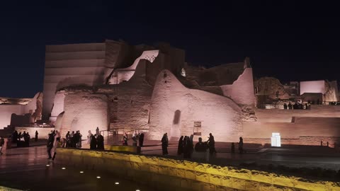 أسوار الدرعية القديمة الطينية, احتفالات ومهرجانات في الرياض في المملكة العربية السعودية, مطل ومنتزه البجيري المضاء في حي الطريف في الليل، اماكن سياحيه ترفيهيه اثريه مشهوره, اماكن ومعالم سياحيه تراثية , أسوار قصر سلوى في الدرعية القديمة